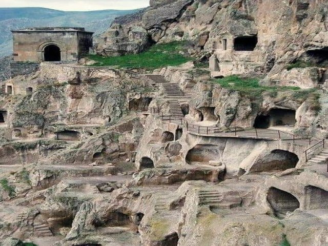 Localizada no cruzamento da Europa Oriental e da sia Ocidental, no pas da Gergia, encontra-se a cidade de Vardzia