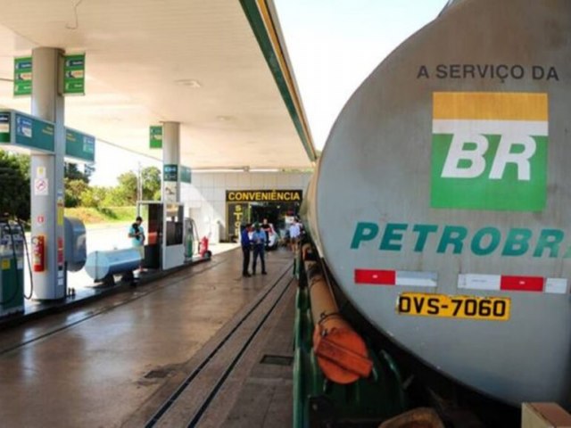 Petrobrs anuncia fim da PPI que dolarizava preo dos combustveis e gasolina vai baratear