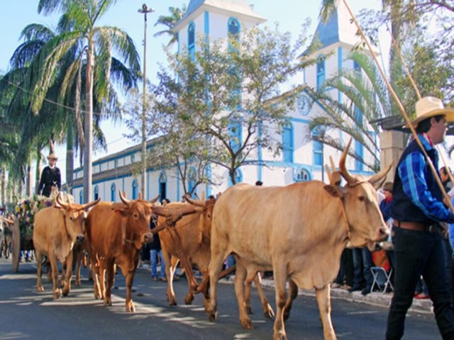 Desfile de carros de boi na Romaria de Trindade pode virar patrimnio cultural