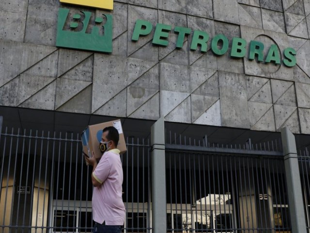 Petrobras reduz preo da gasolina em 4,66% para distribuidoras 