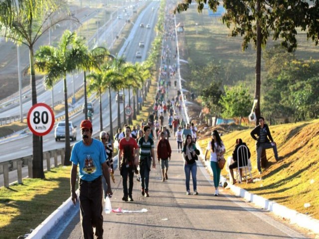 PRF orienta motoristas e romeiros que peregrinam em rodovias federais rumo  Festa do Divino Pai Eterno