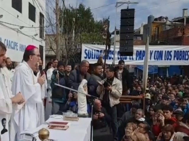 Padres fazem missas nas ruas na Argentina em protesto contra candidato  presidncia que xingou o papa Francisco