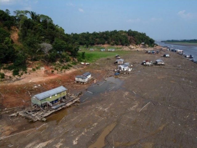 Aqui no chega socorro na seca, relatam comunidades em lago no Amazonas