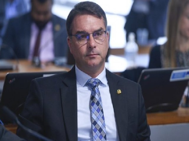 Ex-scio diz que Flvio Bolsonaro recebeu R$ 619 mil  em dinheiro