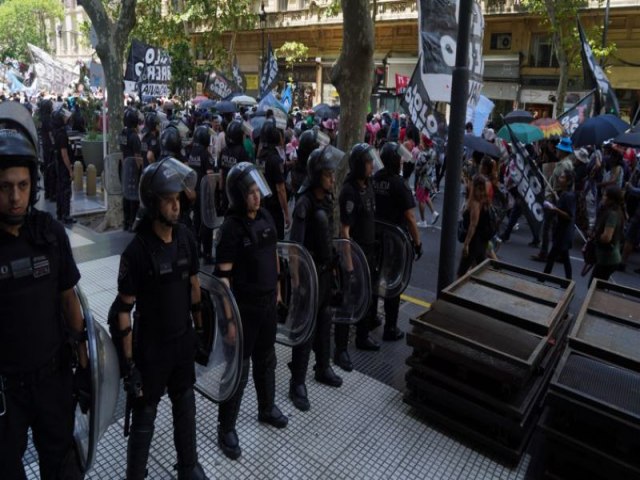 O polmico pacote antiprotestos de Milei que ameaa prender manifestantes na Argentina