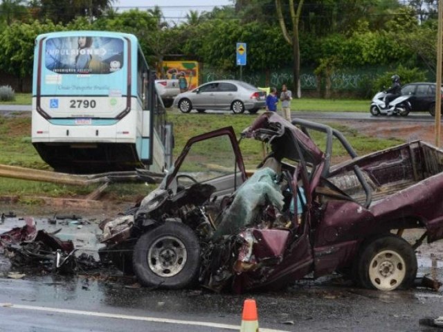 Acidente entre carro e nibus no Park Way deixa ao menos um morto