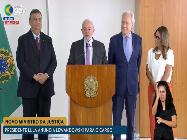 Lula anuncia Lewandowski no Ministrio da Justia no lugar de Flvio Dino