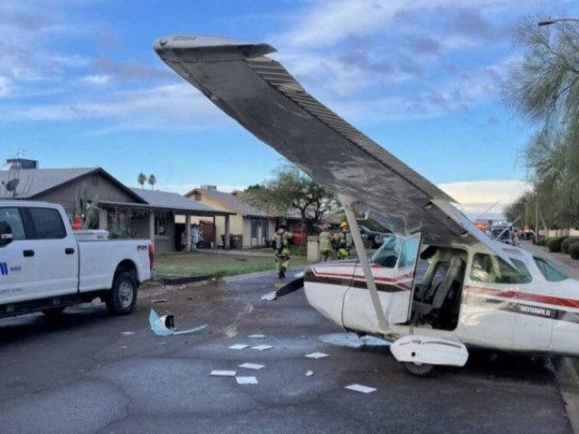 Avio de pequeno porte cai no meio de rua residencial nos EUA e ningum fica ferido