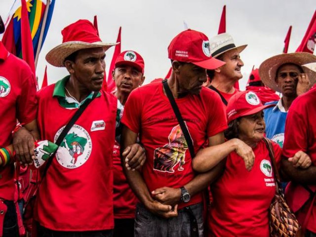 A luta do MST hoje no  s pela terra