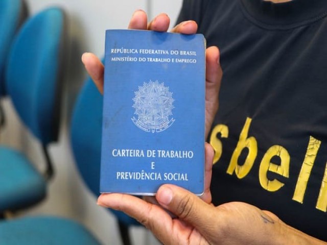 Empregos com carteira assinada batem recorde, segundo IBGE