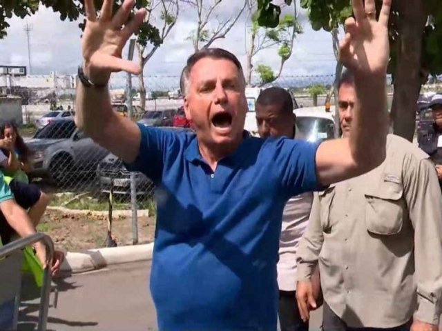 Vdeo: Bolsonaro se irrita com seus apoiadores em Joo Pessoa (PB)