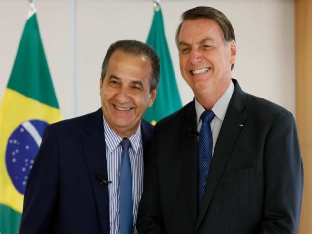 Pastor Silas Malafaia, organizador do ato de Bolsonaro no Rio, recebe condecorao militar