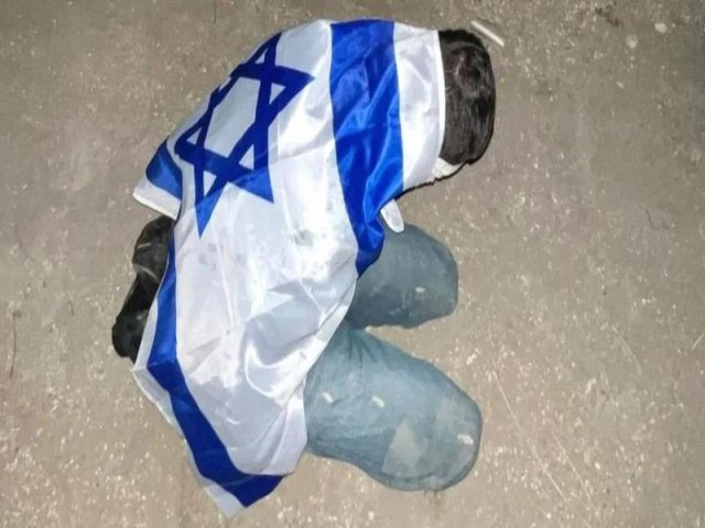 Soldados israelenses postam fotos de presos palestinos sendo humilhados