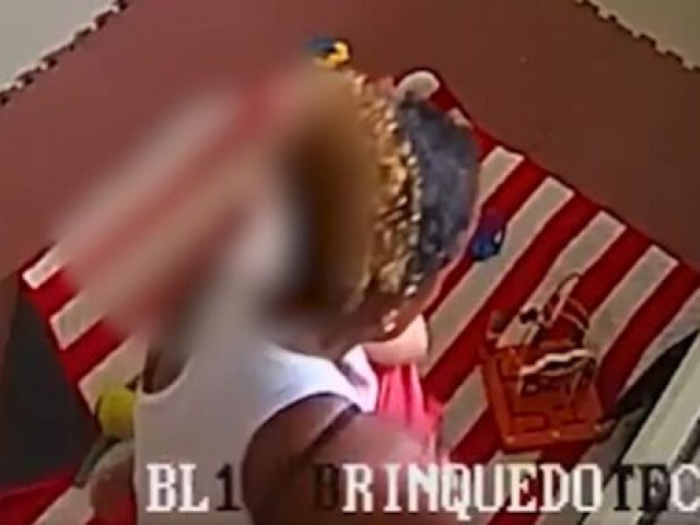 Bab  flagrada por cmeras agredindo beb em rea infantil de prdio no RJ