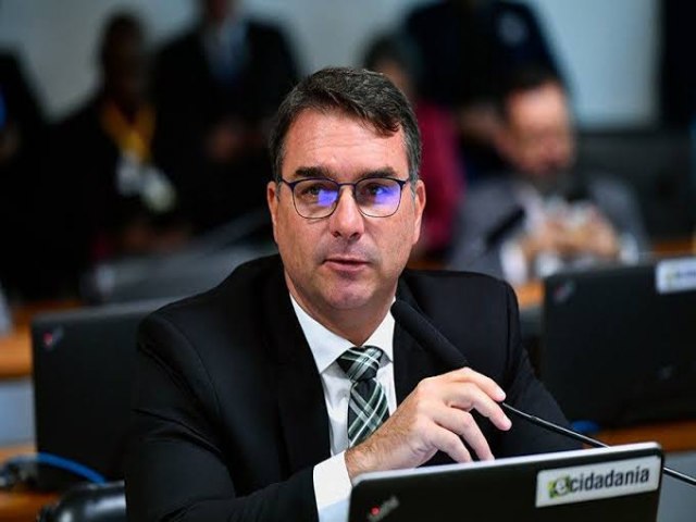 Projeto defendido por Flvio Bolsonaro privatiza as praias brasileiras