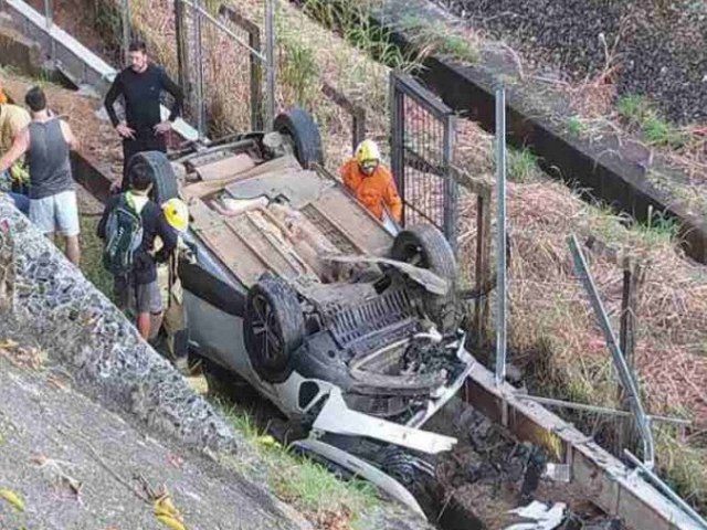 Carro capota e cai perto da linha do Metr