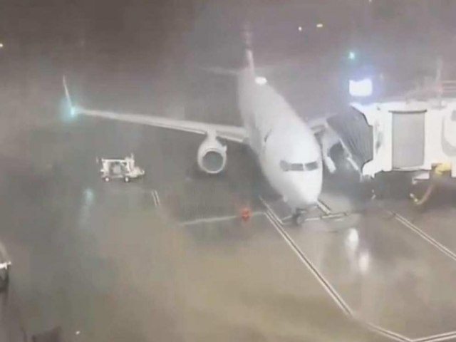 Avio  empurrado pelo vento no aeroporto do Texas; vdeo