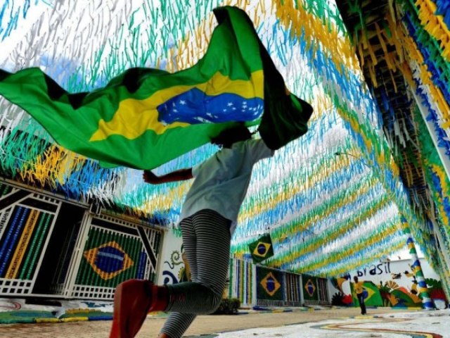 H 10 anos brasilienses celebravam o incio da Copa do Mundo no Brasil