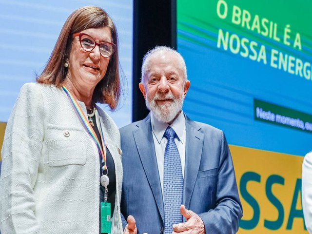 Lula empossa presidente da Petrobras, que promete gesto alinhada ao governo federal