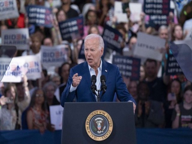 Sob presso dos democratas, Joe Biden confirma candidatura s eleies