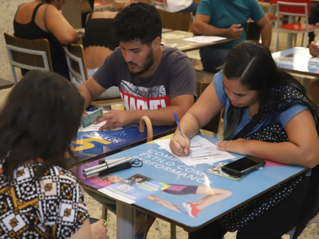 Taxa de desemprego cai a 7,1%, o menor do trimestre desde 2014