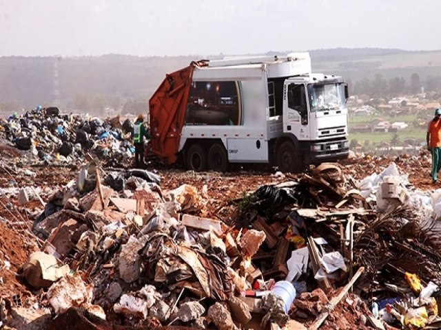 Crise do lixo: aterro de Goinia  fechado e caminhes so impedidos de descarregar; vdeo