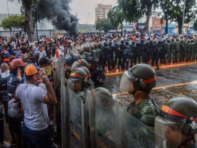 Maduro ordena patrulhas militares e policiais em toda a Venezuela