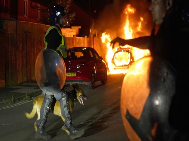 A onda de violncia em protestos na Inglaterra aps morte de crianas em ataque a faca