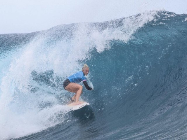 Tati Weston-Webb e Gabriel Medina ganham prata e bronze no Taiti