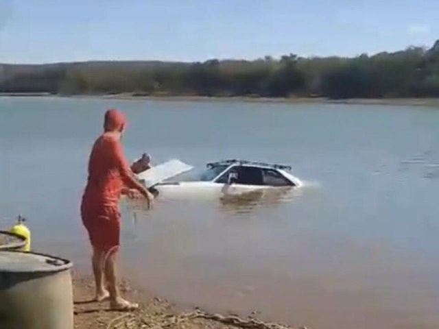 Gois: Carro perde freios e vai parar dentro do Lago Corumb