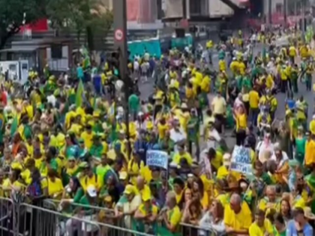 Bolsonaristas tomam parte da Paulista em protesto contra decises de Moraes