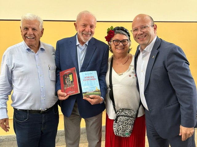 Em Goinia, Lula recebe livros de autores goianos