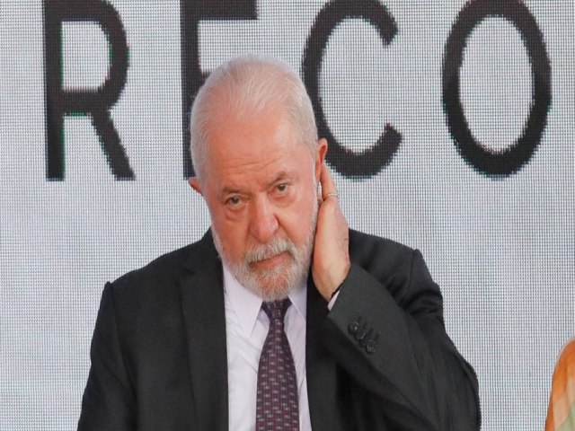 Lula sofre queda no Alvorada, machuca a cabea e cancela viagem  Rssia