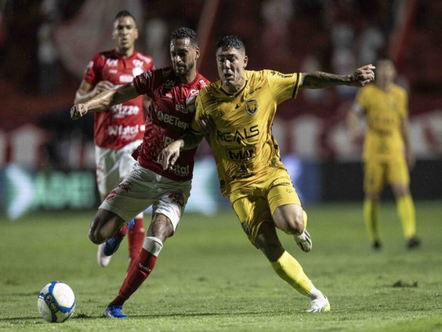 Todinho marca no ltimo lance, Vila Nova vence Amazonas e segue vivo na briga pelo acesso