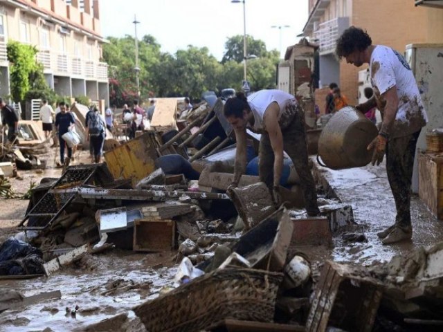 Mortes por enchentes na Espanha chegam a 205; cidades esto sem gua e comida