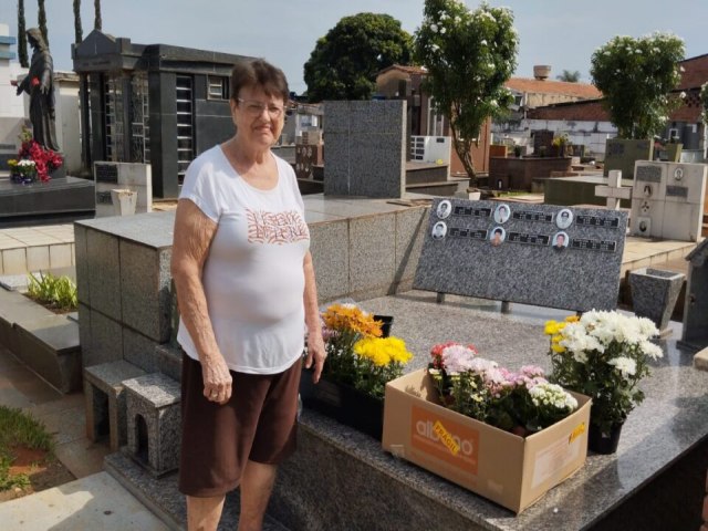 Filhos de fundador do Gois Esporte Clube prestam homenagem ao pai no Cemitrio Santana