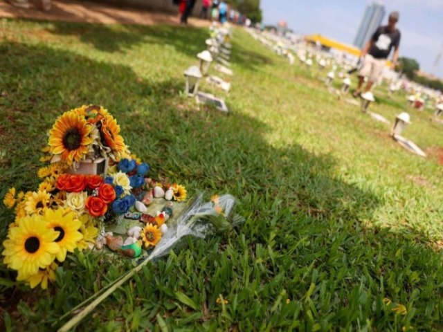 Dia de Finados: brasilienses lotam cemitrios para prestar homenagens