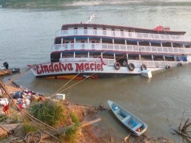 Barco naufraga no interior do Amazonas; veja vdeos