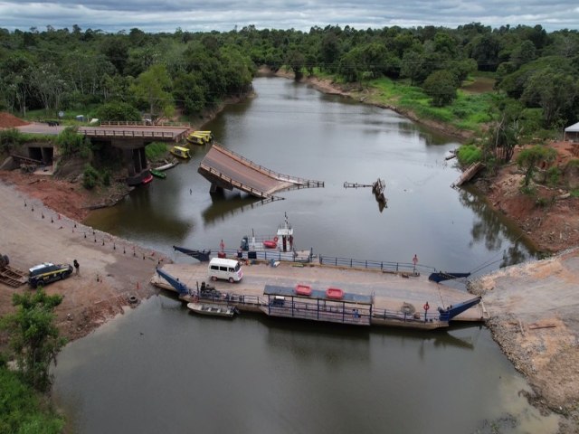 BALSA INICIA TRAVESSIA DE VECULOS PEDESTRES E CARGAS SOBRE O RIO CURU APS QUEDA DE PONTE NO AM