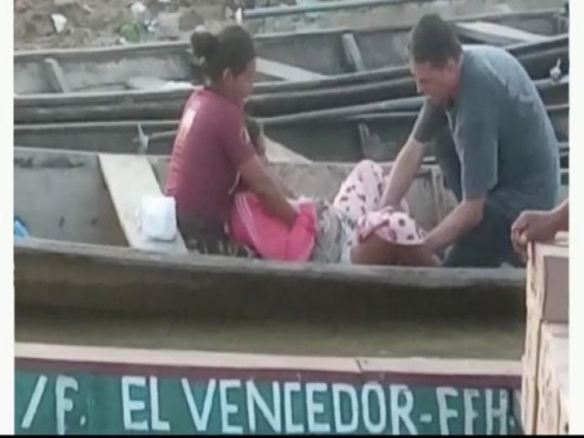 MULHER D  LUZ DENTRO DE CANOA NO AMAZONAS