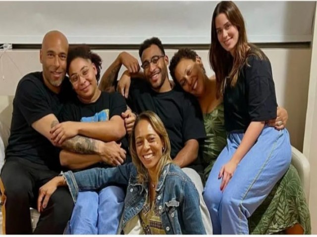 Filhos de Pel postam foto no hospital: Mais uma noite juntinhos com ele