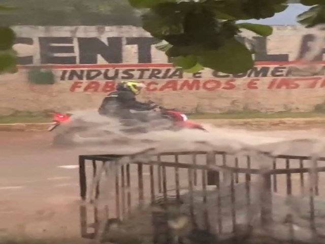 Chuva forte provoca alagamentos, arrasta motociclista e deixa pessoas feridas em Goinia