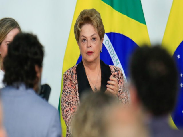 Dilma adia cerimnia de posse no Banco dos Brics