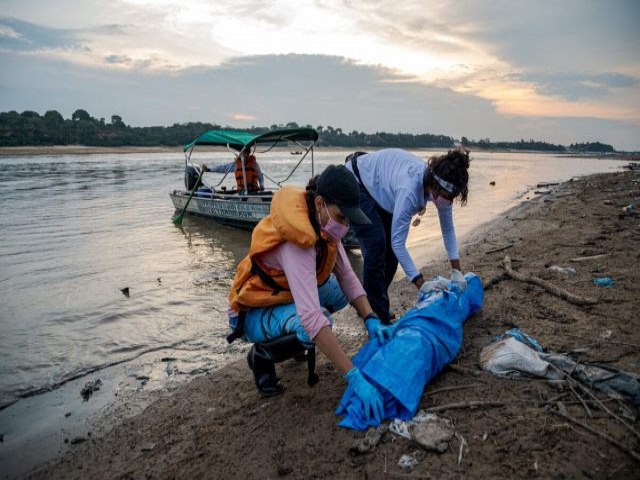 Barco fica encalhado em banco de areia no Rio Negro devido  seca (vdeo)