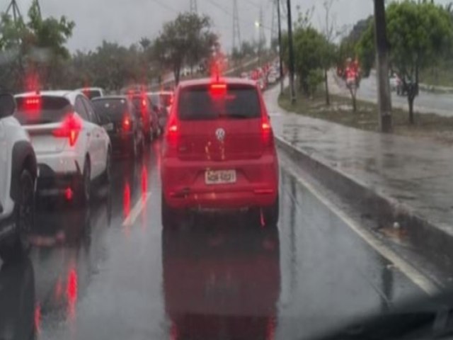 Chuva forte deixa trnsito catico nas principais avenidas de Manaus