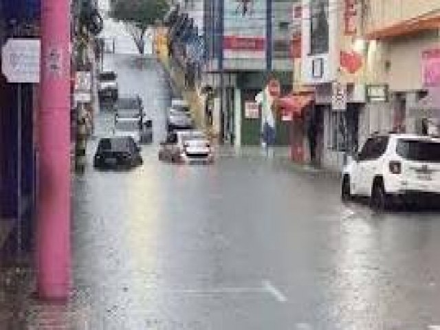  Intensa chuva em Manaus provoca 20 ocorrncias e exige ao da Defesa Civil