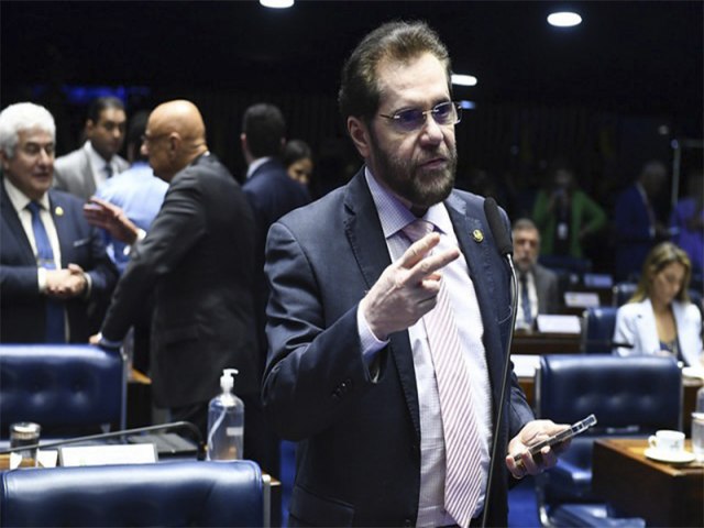 Plnio chama cientistas de imbecis, babacas e bosta em fala no Senado