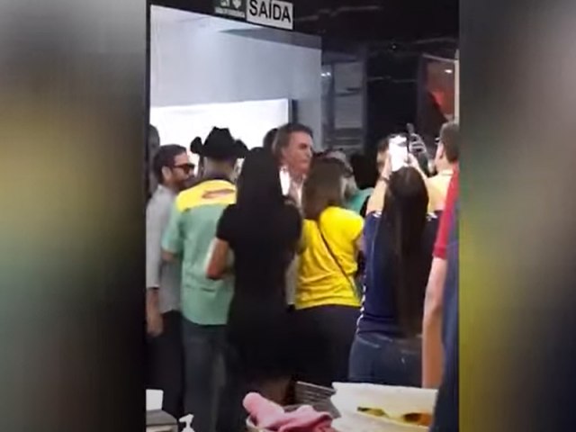 Bolsonaro entra em restaurante e clientes gritam mito e ladro