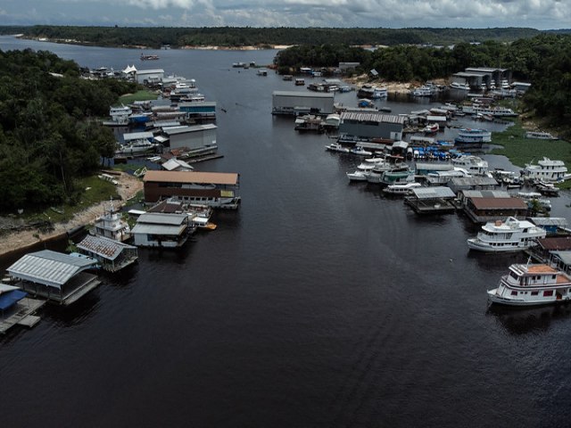 Juiz ordena que Prefeitura de Manaus volte a retirar flutuantes do Tarum