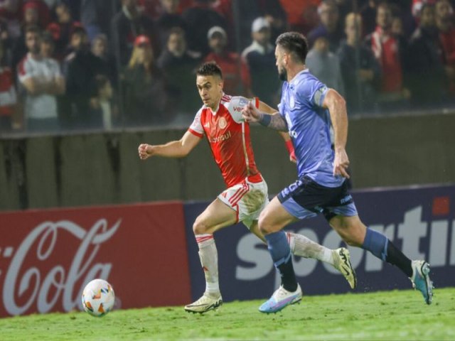 Com camisa manchada de lama, Inter leva virada na Sul-Americana